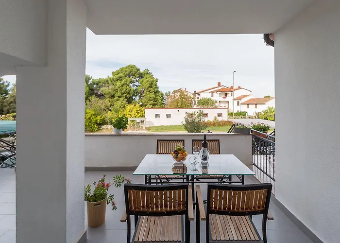 Idyllisches Apartment Nur 600 Meter Zum Strand Mit Privater Terrasse, Wifi, Parkplatz