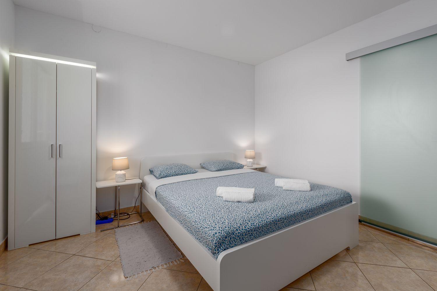 Idyllisches Nur 600 Meter Zum Mit Privater Terrasse, Wifi, Parkplatz Apartment Poreč